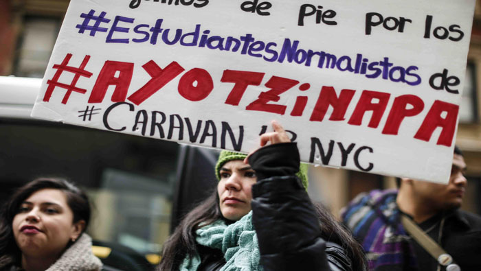 Los manifestantes exigieron frente al consulado mexicano que no haya más asesinatos de jóvenes y activistas en su país.
