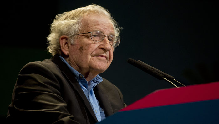 Noam Chomsky consideró que el racismo está lejos de erradicarse pese a que es menos acentuado al vivido hace siglos.