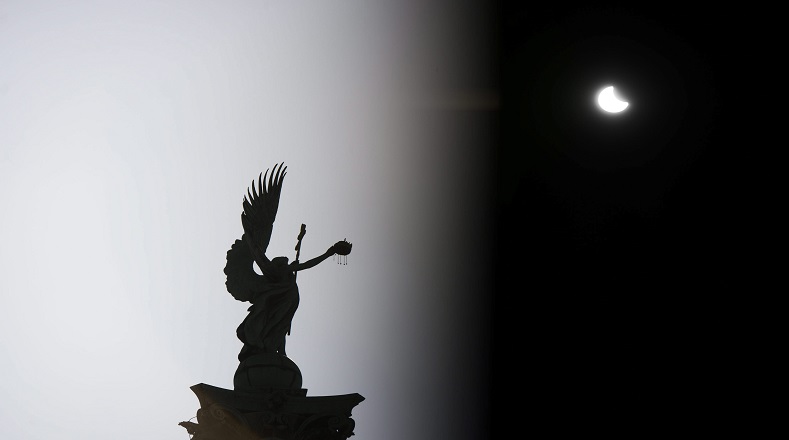 Así se vio el eclipse solar sobre una de las estatuas que decoran la plaza de los Héroes en Budapest, Hungría.