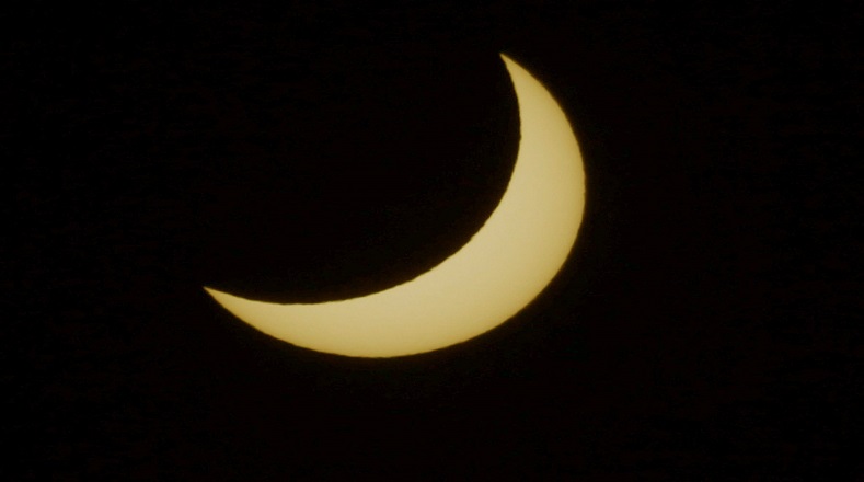 Esta imagen es del eclipse de sol visto desde la plaza del Obradoiro de Santiago de Compostela, en Galicia.