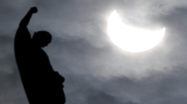El eclipse solar se ve parcialmente desde Milán, Italia. 