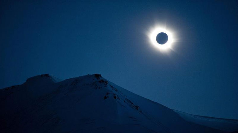 Imagen del eclipse solar total captada desde Svalbard (Noruega).