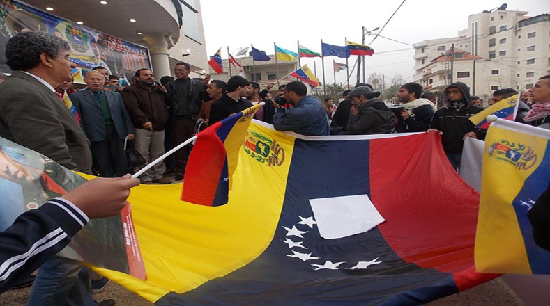 Centenares de jóvenes se congregaron para decir no a los ataques imperiales de Estados Unidos contra la patria de Bolívar y Chávez. 