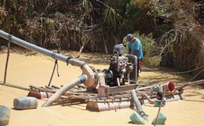 En Perú, las aguas contaminadas con mercurio de los ríos Manu y Candamo llegan hasta las reservas nacionales del Manu y Tambopata.