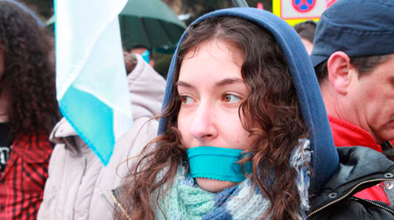 Algunos manifestantes se colocaron mordazas en la boca para protestar contra la Ley de Seguridad Ciudadana.