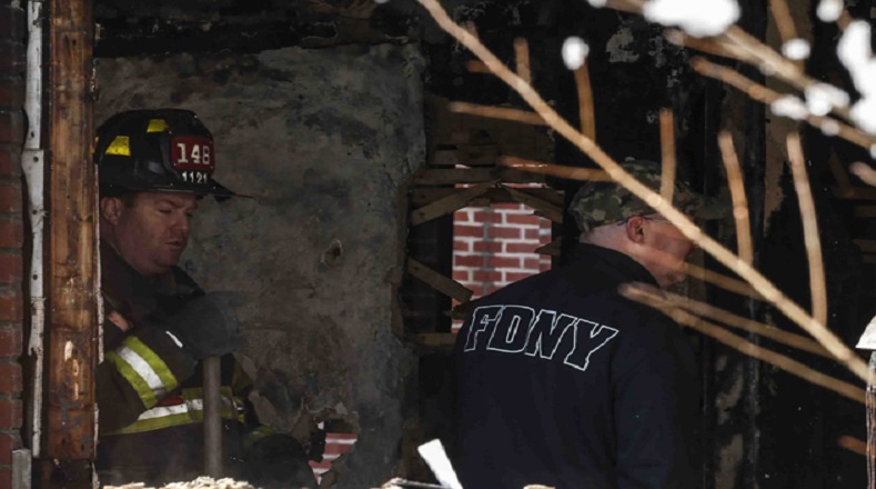 Imágenes difundidas por el canal local NY1 muestran la casa, de ladrillo rojo, con señales de que el interior quedó destruido por las llamas, mientras los bomberos estaban retirando parte de los equipos destinados a sofocar el incendio.