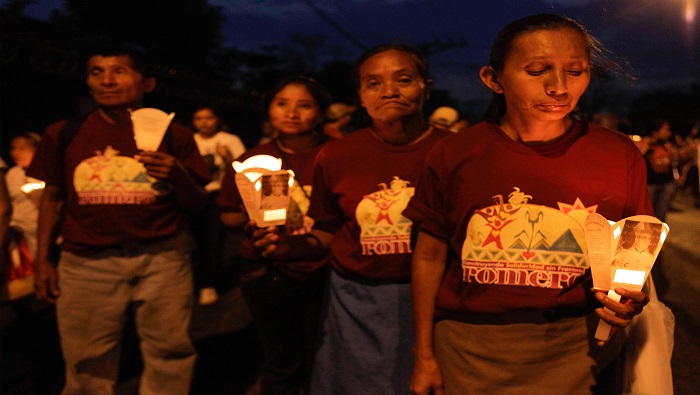 Con una peregrinación de luz, los salvadoreños honraron al monseñor Romero.
