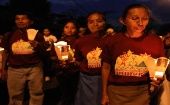 Con una peregrinación de luz, los salvadoreños honraron al monseñor Romero.
