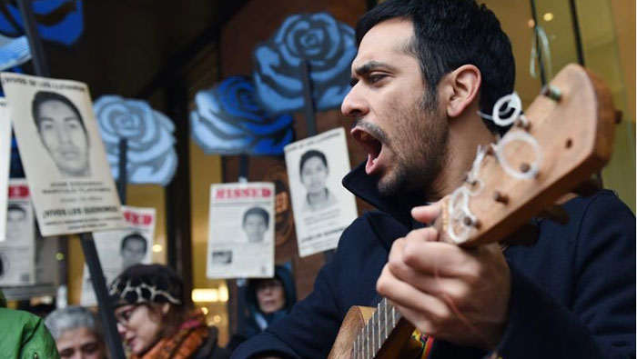 Con pancartas y cantos, los mexicanos piden justicia por los 43 estudiantes desaparecidos.