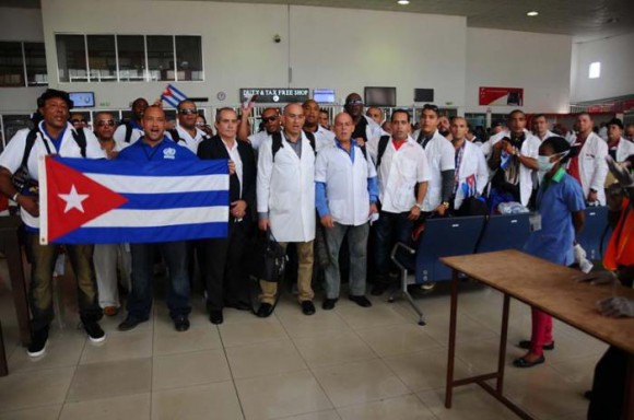 Médicos cubanos en el aeropuerto de Freetown, horas antes de su salida a esta nación.