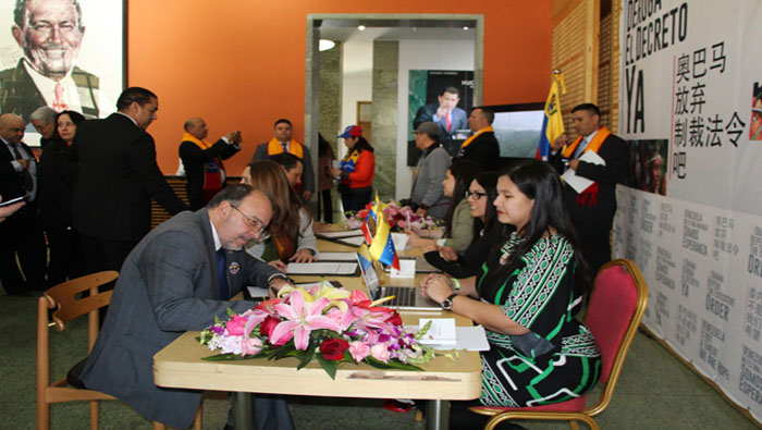 En China se realizó una jornada de recolección de firmas en solidaridad con Venezuela.