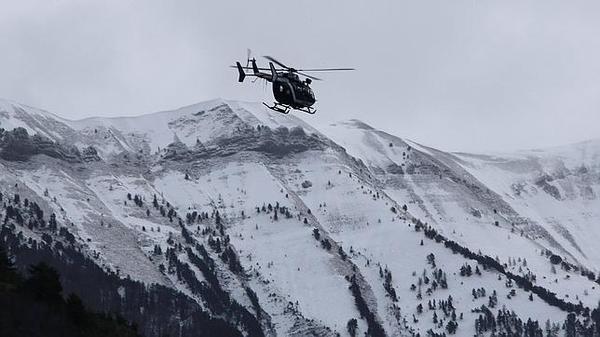 Helicópteros de la gendamería francesa trasladaron a médicos forenses al lugar donde cayó el avión Airbus 230.