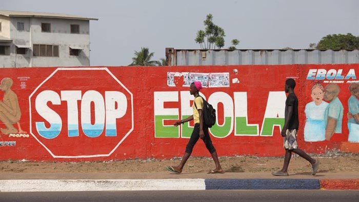 En las calles de Liberia se observan murales informativos sobre cómo prevenirla enfermedad.