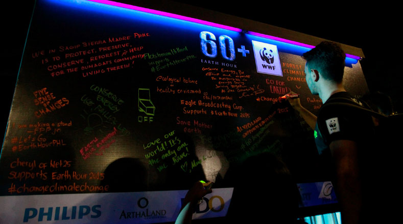 En varias ciudades los participantes escribieron sus promesas en un tablero durante la Hora del Planeta (Foto en la ciudad de Quezón, Filipinas). 