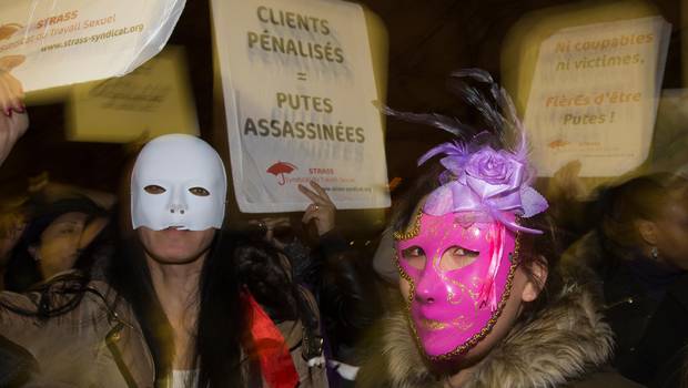 Ataviadas con máscaras y pañuelos para tapara sus rostros, las asistentes a la protestas  se movilizaron desde la plaza de Pigalle a Belleville