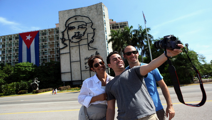 Cuba podría recibir 3 millones de turistas anuales pero no lo ha logrado debido al bloque económico de EE.UU.