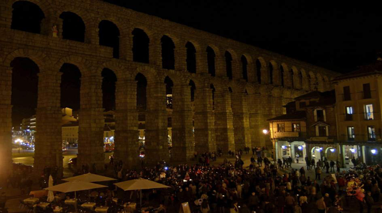 El acueducto de Segovia, ha sido uno de los monumentos emblemáticos del mundo cuya iluminación se ha apagado durante la Hora del Planeta.