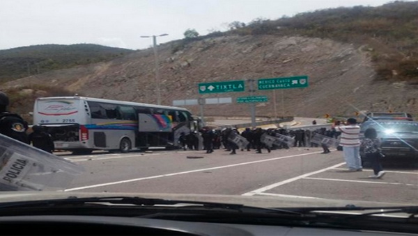 Estudiantes de la Normal Rural “Raúl Isidro Burgos” de Ayotzinapa fueron agredidos por agentes de la policía.