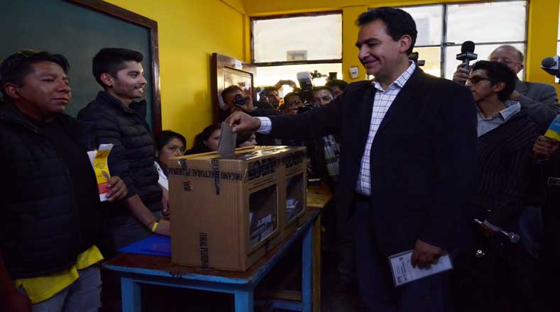 El candidato del Movimiento Al Socialismo (MAS) a alcalde de la ciudad de La Paz, Guillermo Mendoza, emitió su voto acompañado de la prensa y varios ciudadanos bolivianos.
