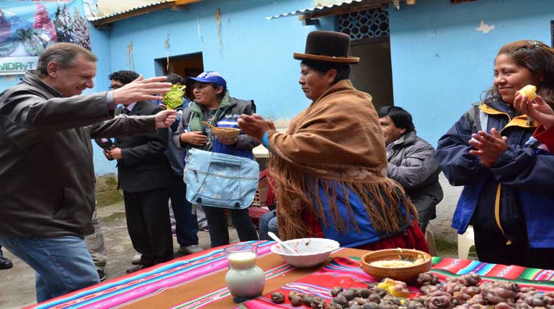 Durante la jornada electoral, la candidata del MAS para la Gobernación de La Paz, Felipa Huanca, compartió un apthapi (comida comunitaria sin receta, hecha con lo que trae cada persona) con los periodistas.