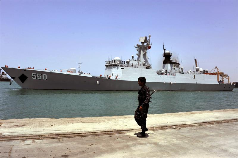 Un soldado yemení observa la fragata china opera la evacuación de la población china que reside en el país.