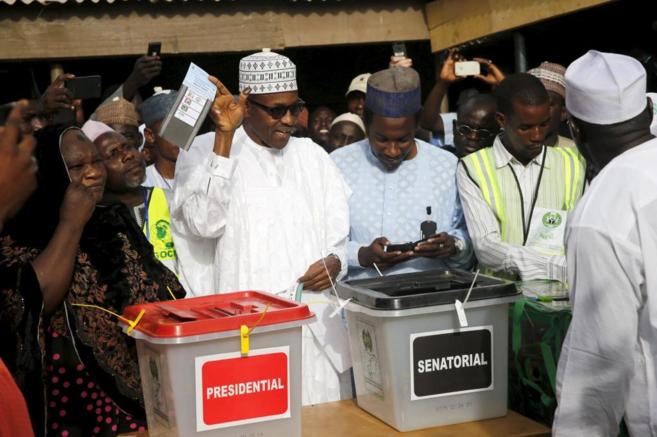 Mohamedú Buhari, nuevo presidente de Nigeria, votando el pasado sábado