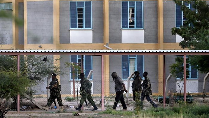 Agentes de seguridad resguardan la Universidad de Glarissa tras el ataque perpetrado el pasado jueves por el grupo radical de Al Shabaab.