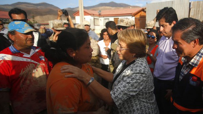 La mandataria chilena, Michelle Bachelet, escuchó a los afectados por el temporal.