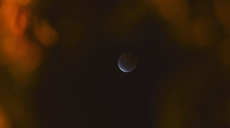 Se llama "luna de sangre" por el efecto óptico en el que la luna se ve roja.  (Foto desde Australia) 