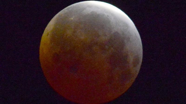El eclipse de la "luna sangrante" sucede porque la luna recibe los rayos solares refractados en la atmósfera de la Tierra.(Foto desde California) 