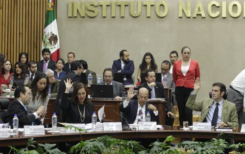 Los consejeros electorales durante la sesión del Instituto Nacional Electoral (INE) de México.
