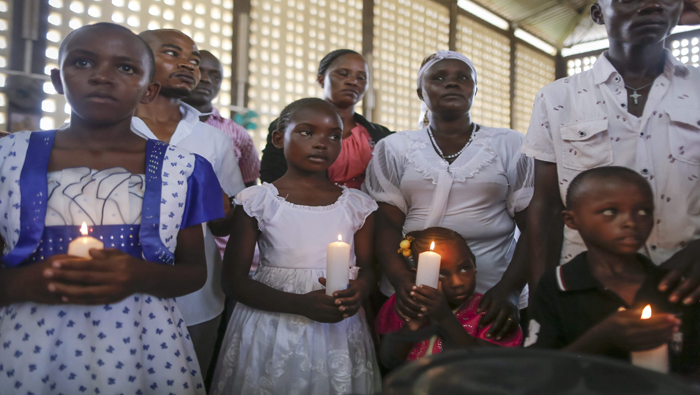 Kenianos cristianos celebran una misa en Garissa en honor a las víctimas.