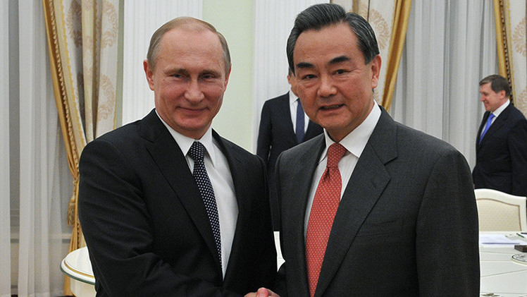 El canciller chino trasladó a Putin 
