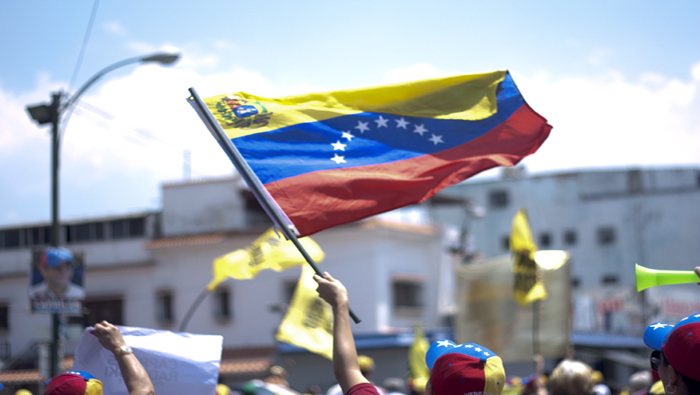 EE.UU. mantiene posiciones incoherentes sobre Venezuela. Mientras unos funcionarios retroceden en las intenciones contra el país, otros las acentúan.