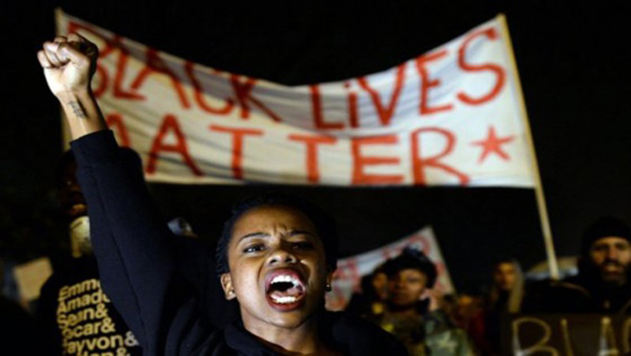 Los manifestantes corearon las consignas de “Las vidas de los negros importan” (Black Lives Matter), un lema que se estampó durante el 2014, a raíz del asesinato del joven negro Michael Brown.
