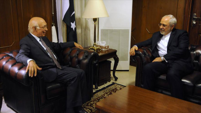 Asesor del premier paquistaní para Seguridad Nacional y Asuntos Exteriores, Sartay Aziz y el canciller de Irán Mohamad Yavad Zarif
