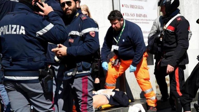 A las afueras del Tribunal de Justicia de Italia, uno de los afectados recibió primeros auxilios.