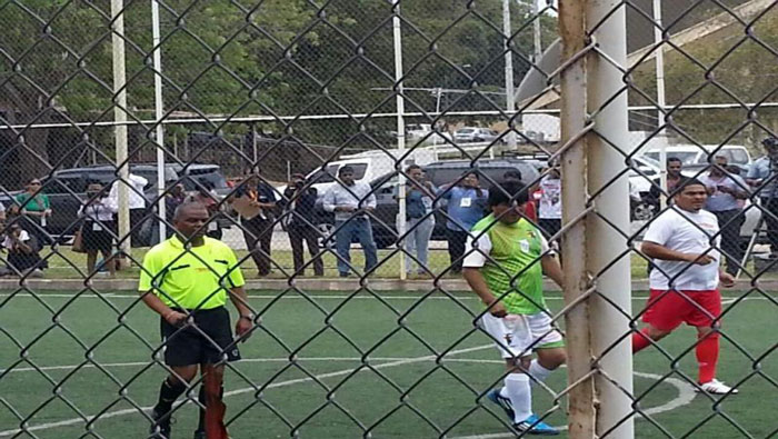 Presidente boliviano Evo Morales, jugando un partido de fútbol en Panamá