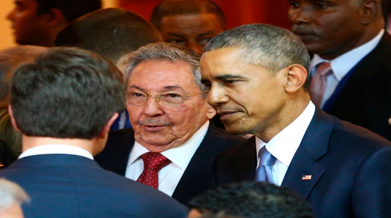 El presidente cubano Raúl Castro se encontró con el de EE.UU. Barack Obama minutos previos al acto inaugural.