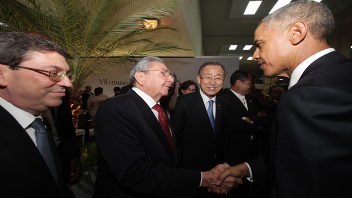 Es el segundo saludo entre los presidentes de Cuba y EE.UU., que buscan restablecer sus relaciones diplomáticas.