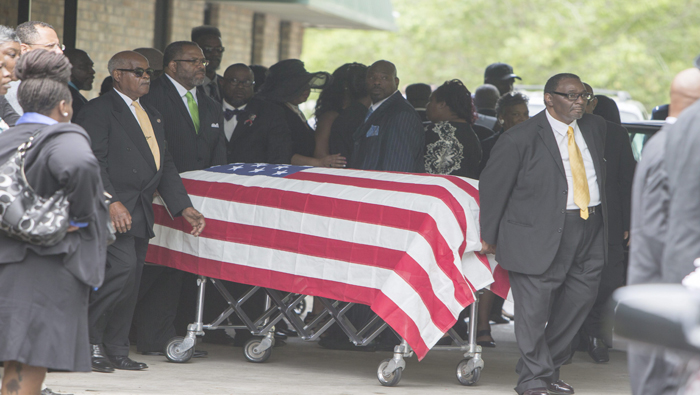 El cortejo fúnebre fue acompañado por policías, el féretro estaba envuelto con una bandera de EE.UU.