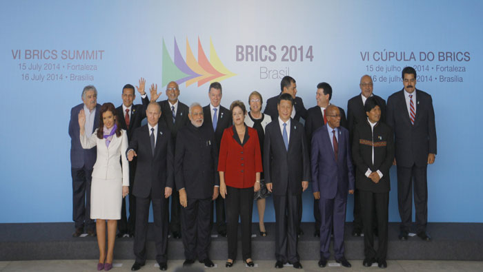 Los presidentes de los doce países que constituyen la Unasur reunidos con los líderes del foro BRICS 2014.
