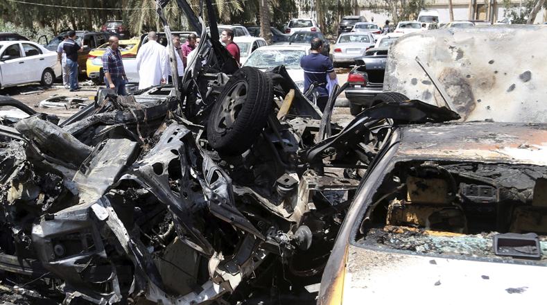 Carro bomba deja al menos tres personas fallecidas en estacionamiento de un hospital.