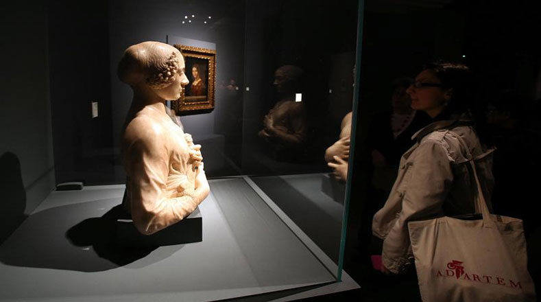 Una mujer contempla el busto titulado "Dama col mazzolino", del artista italiano Andrea del Verrocchio, durante una exposición dedicada a Leonardo Da Vinci, en Milán, Italia.