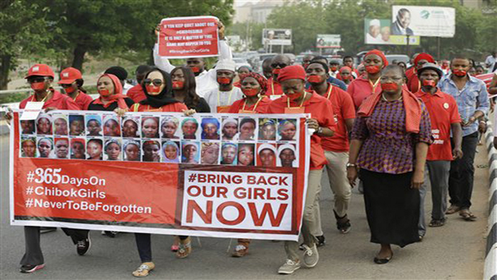 A un año del secuestro de 219 niñas por parte de Boko Haram, familiares afectados salen a protestar.