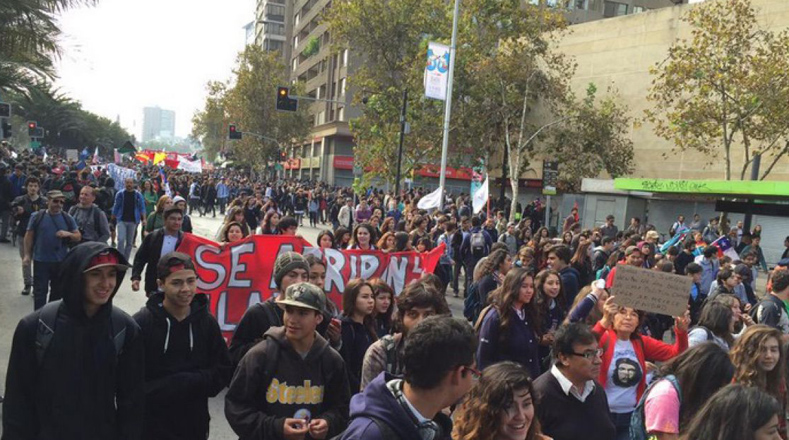 Universitarios y escolares realizan la primera marcha por distintas calles de Chile para evitar la intromisión de políticos y empresarios en el sistema educativo.