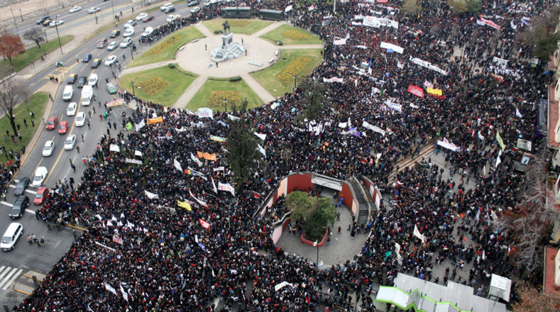 Desde tempranas horas de la mañana chilenos se concentraron en la Plaza Italia para exigir mejoras en la educación