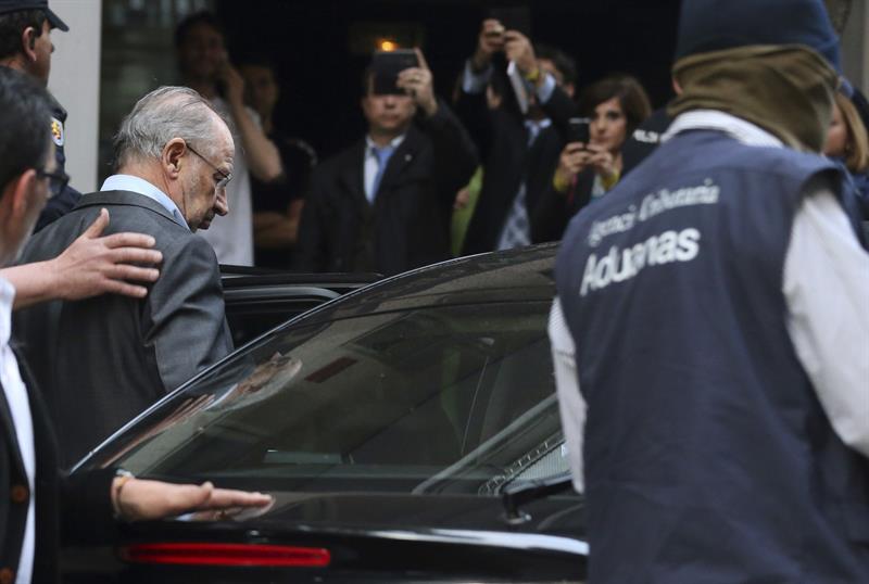 El exvicepresidente del Gobierno y expresidente de Bankia Rodrigo Rato entra en un vehículo tras salir hoy de su domicilio de Madrid escoltado por agentes de Aduanas