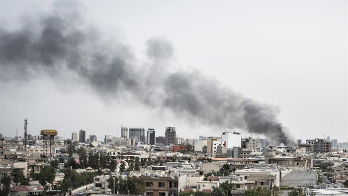 Una columna de humo procedente de la explosión de un coche bomba en la ciudad de Erbil.
