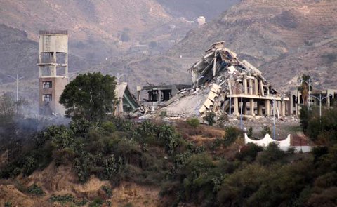 Bombardeos destruyeron viviendas y mataron a civiles en las ciudades de Taez y Ataq.